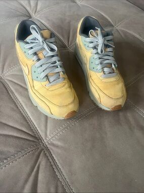Nike Women's Winter Wheat Air max 90 Suede Sneakers